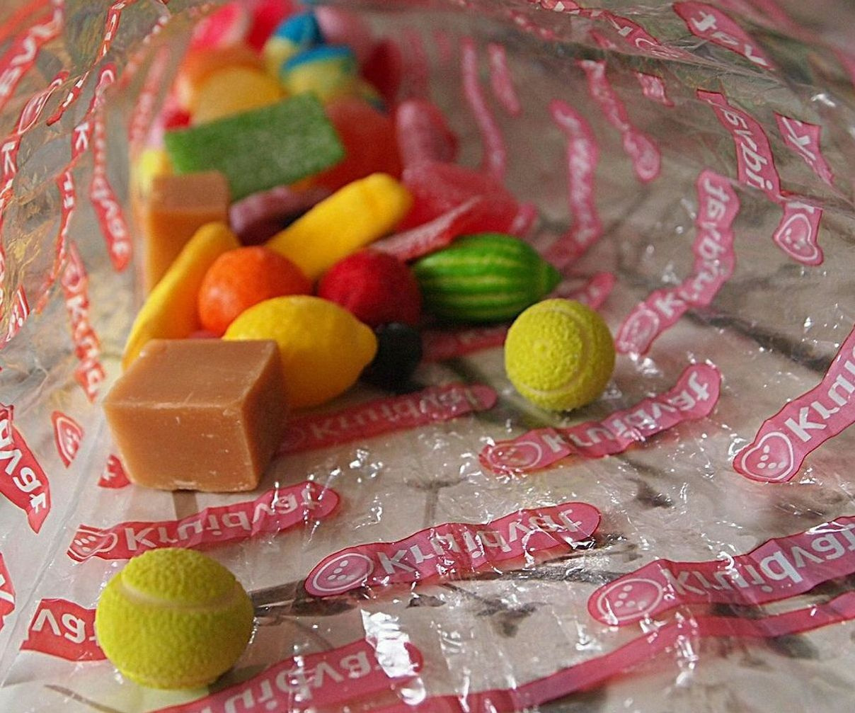 500 fantastic sweets shop vitrininde renkli şekerlemeler ve çikolatalar